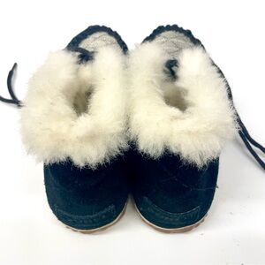 SOLD Sorel Out and about Mocassins white faux fur lined suede leather black 7.5